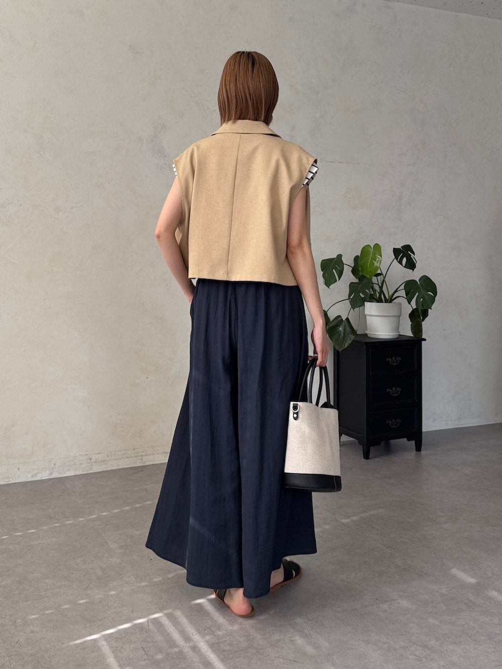 「大人カジュアル、フレアパンツ、春夏コーデ、きれいめカジュアル、休日スタイル、大人女子、オトナ女子、ボーダートップス、ジレ、サンダル」｜「Chez toiのランダムロゴフレンチスリーブT（Tシャツ/カットソー、ホワイト系）」を使った、karinさん（レディース・168cm）の春コーディネートの2枚目の写真