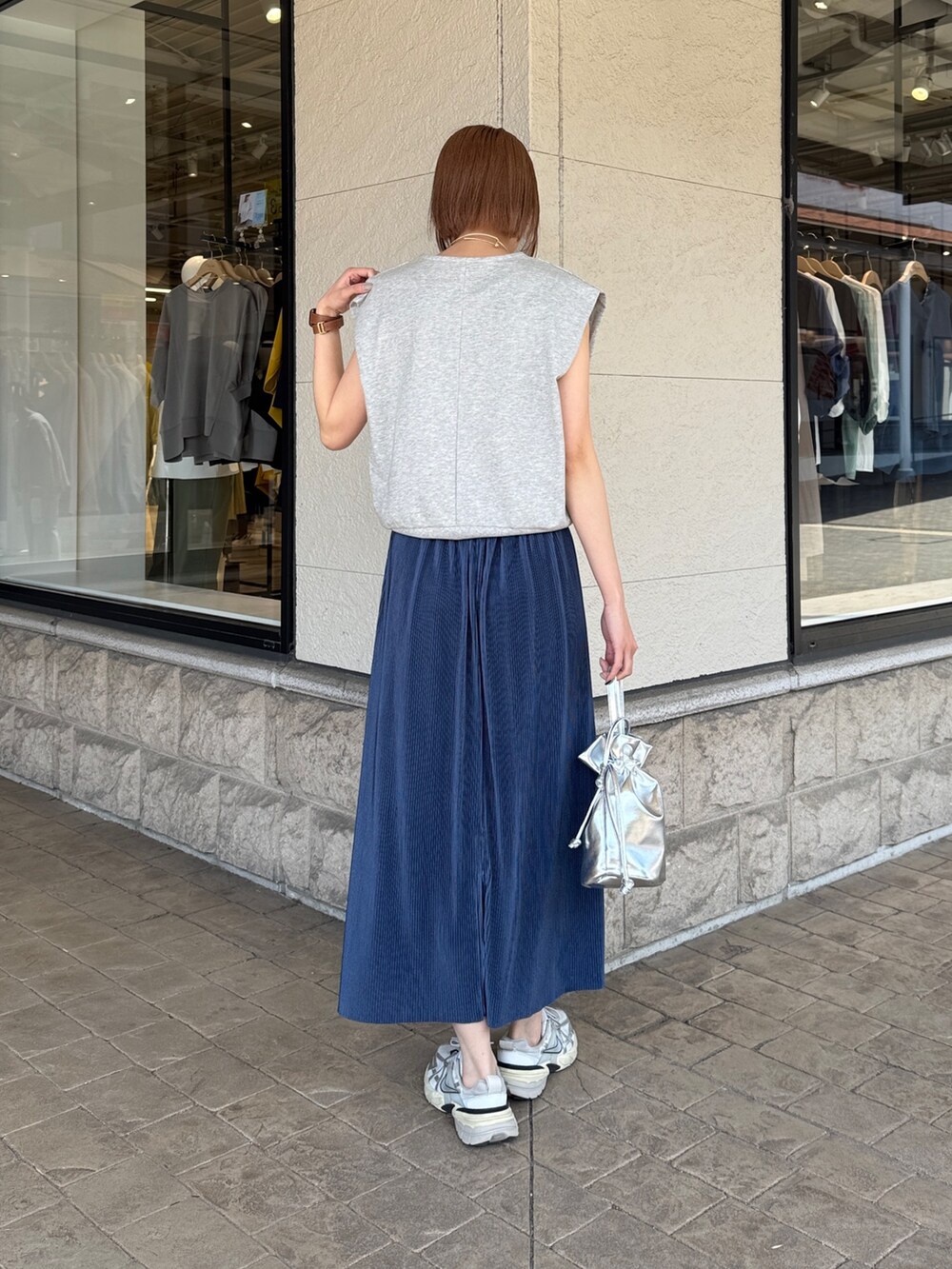 「休日スタイル、お出かけコーデ、大人カジュアル、春服コーデ、シンプルコーデ、大人コーデ、ゆるコーデ、大人女子、ナロースカート、スカートスタイル、スニーカー、スニーカーコーデ、高身長女子、高身長コーデ、骨格ナチュラル」｜「Chez toiのスキッパーカットソー（Tシャツ/カットソー、グレー系）」を使った、karinさん（レディース・168cm）の春コーディネートの2枚目の写真