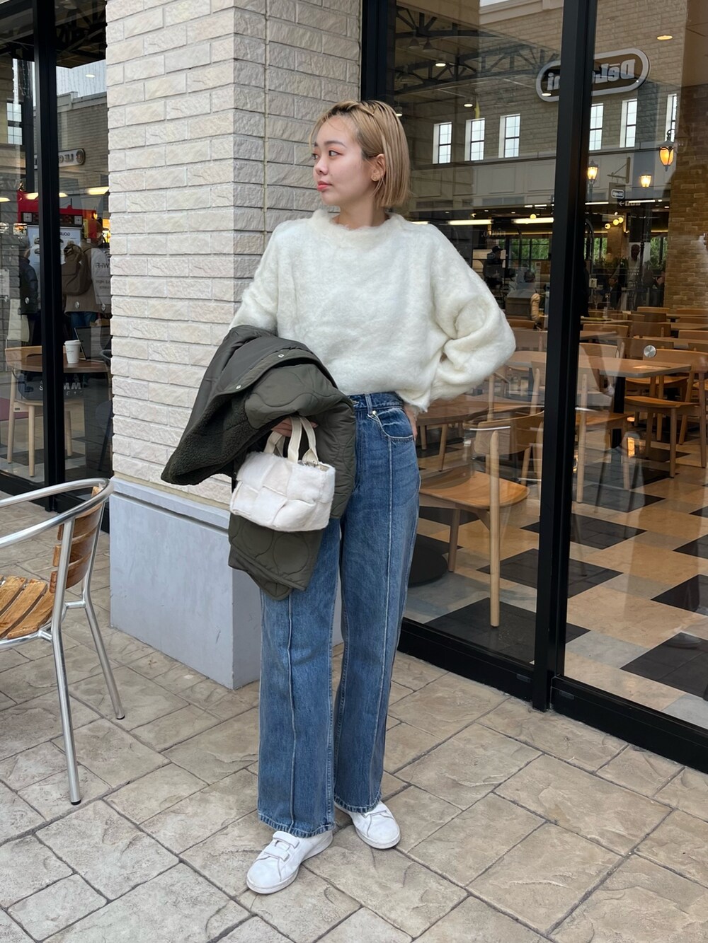 「冬アウター、デニム、ボアコート、ファーバッグ、ニット、ふわふわ、スニーカー、スニーカーコーデ」｜「Chez toiのボア×ひょうたんキルト切替コート（ノーカラーコート、グリーン系）」を使った、karinさん（レディース・168cm）の冬コーディネートの2枚目の写真