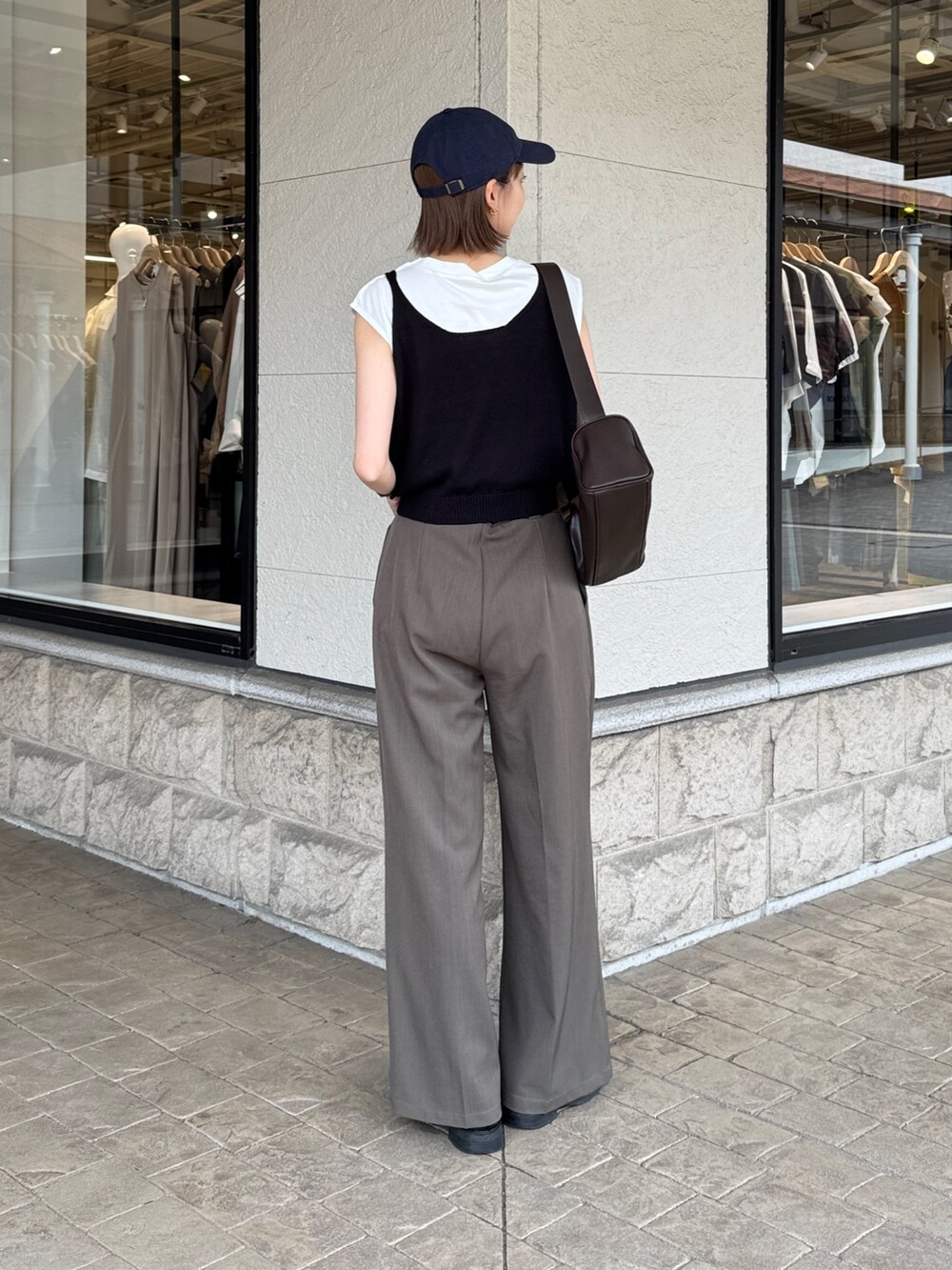 「レイヤードスタイル、モノトーン、キャップ、きれいめカジュアル、夏コーデ、夏服コーデ、シンプルカジュアル、モノトーンコーデ、ビスチェ、スラックス、ローファー、高身長女子、高身長コーデ」｜「Chez toiのカット×ニットビスチェ（Tシャツ/カットソー、ブラック系）」を使った、karinさん（レディース・168cm）の夏コーディネートの2枚目の写真
