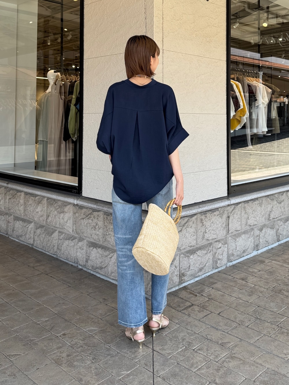 「サンダル、デートコーデ、きれいめカジュアル、デニム、夏コーデ、キレイめカジュアル、デニムパンツ、スキッパーブラウス、高身長女子、高身長コーデ」｜「Chez toiのリネンタッチ袖ターンバックブラウス（シャツ/ブラウス、ブルー系）」を使った、karinさん（レディース・168cm）の夏コーディネートの2枚目の写真
