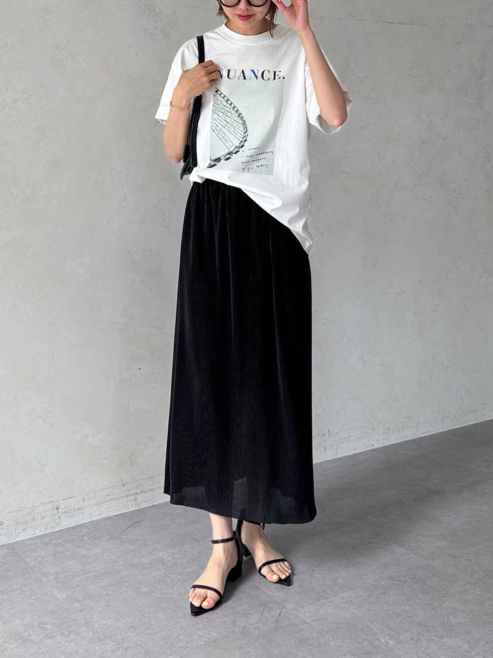 「白Tシャツ、夏コーデ、サンダル、お出かけコーデ、休日スタイル、オトナ女子、きれいめコーデ、フォトT、Tシャツコーデ、ナロースカート、モノトーンコーデ、メガネ女子、高身長女子、高身長コーデ」｜「Chez toiのフォト×ロゴT（Tシャツ/カットソー、ホワイト系）」を使った、karinさん（レディース・168cm）の夏コーディネートの3枚目の写真