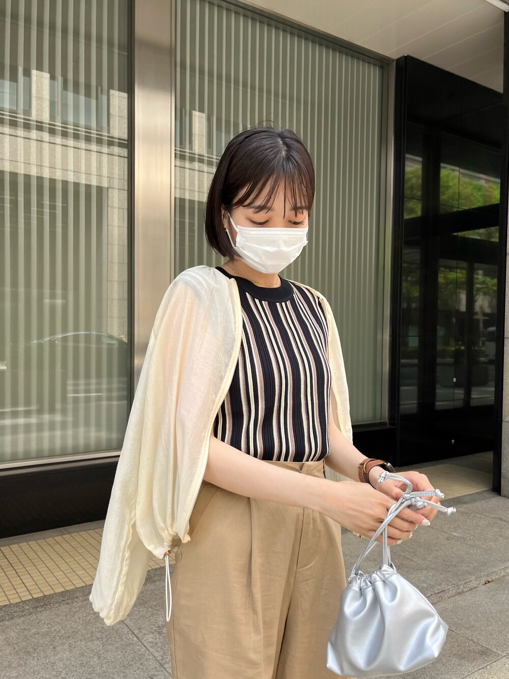 「夏、シアートップス、シア―ブルゾン、サマーニット、タンクトップ、ストライプ柄、ハーフパンツ、巾着バッグ、シルバーバッグ、高身長女子、骨格ナチュラル、オトナ女子、168cm、高身長コーデ」｜「Chez toiのランダムストライプノースリプルオーバー（ニット/セーター、ブラック系）」を使った、karinさん（レディース・168cm）の夏コーディネートの2枚目の写真