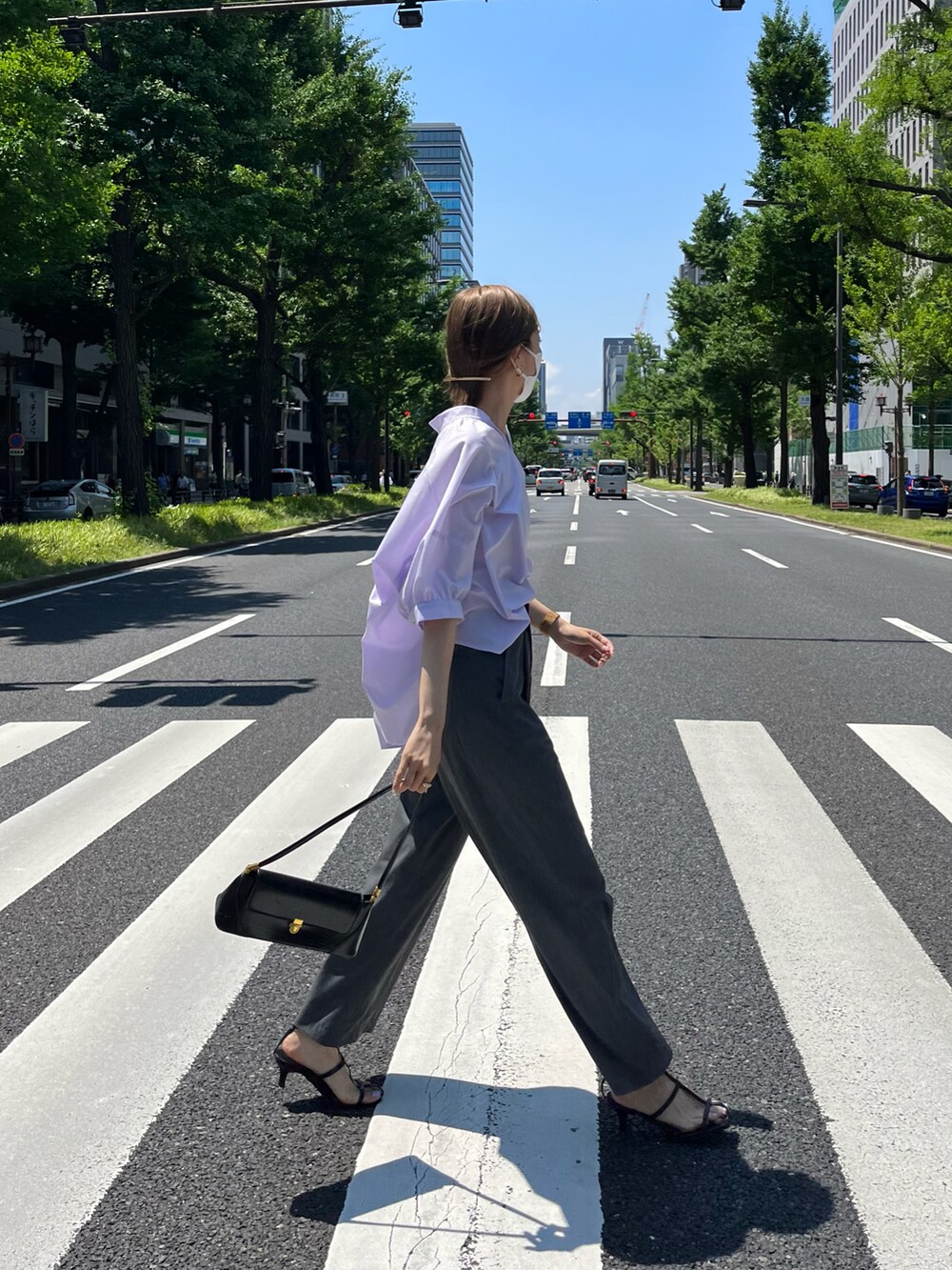 「パンツスタイル、キレイめ、高身長女子、高身長コーデ、骨格ナチュラル、168cm、ブラウス、ブラウスコーデ、パープル×黒、ラインヒールサンダル、スラックス、チャコールグレー」｜「Chez toiのバックギャザースキッパーシャツ（シャツ/ブラウス、パープル系）」を使った、karinさん（レディース・168cm）の夏コーディネートの2枚目の写真