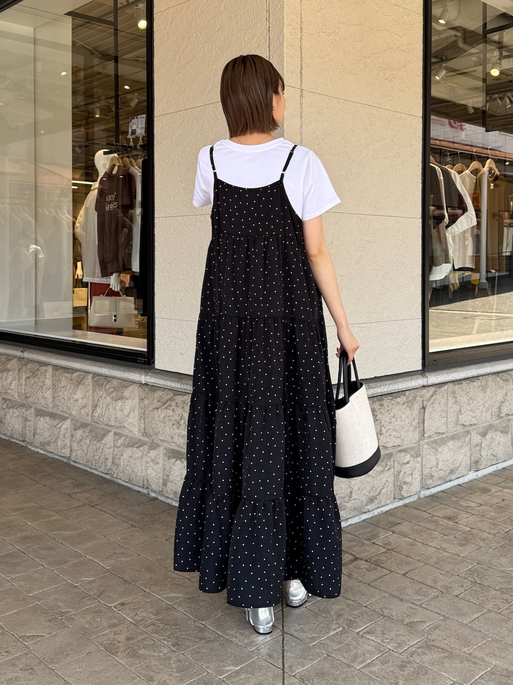 「モノトーン、白Tシャツ、お出かけコーデ、おでかけコーデ、シンプルスタイル、大人かわいい、大人女子、シンプルカジュアル、ロゴT、キャミワンピ、キャミワンピース、ワンピース」｜「Chez toiのドットキャミワンピース（ワンピース、ブラック系）」を使った、karinさん（レディース・168cm）の春コーディネートの2枚目の写真