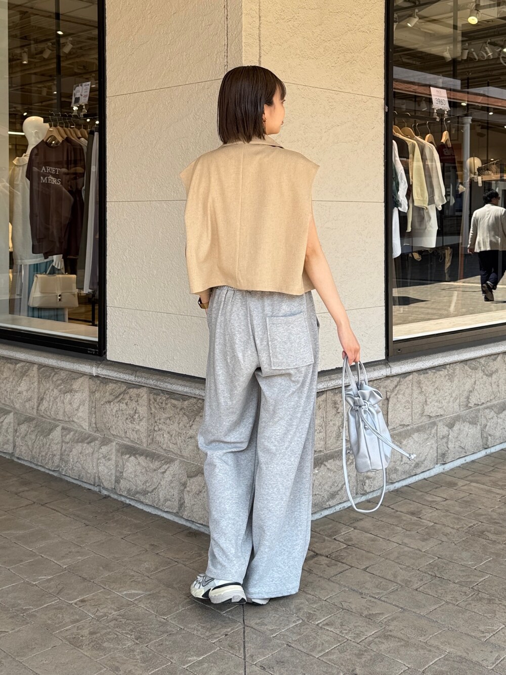 「Chez toiのノースリベスト（テーラードジャケット、ベージュ系）」を使った、karinさん（レディース・168cm）の春コーディネートの2枚目の写真