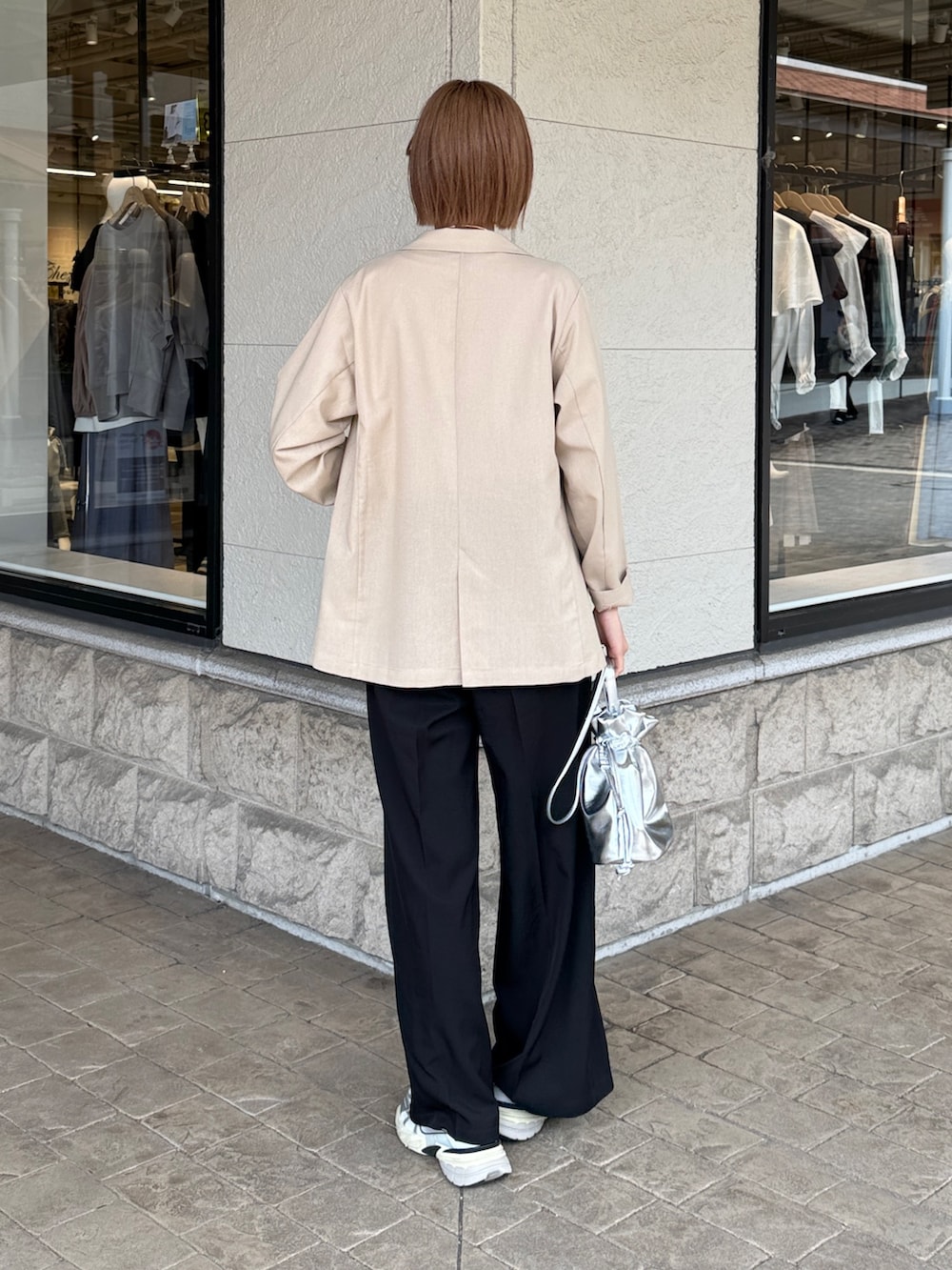 「モノトーン、白Tシャツ、休日スタイル、スニーカー、お出かけコーデ、メガネ女子、きれいめカジュアル、オトナカジュアル、パンツスタイル、今日のコーデ、ジャケット、ジャケットスタイル、ロゴT、スラックス、巾着バッグ」｜「Chez toiのリネンテーラードジャケット（テーラードジャケット、ベージュ系）」を使った、karinさん（レディース・168cm）の春コーディネートの2枚目の写真