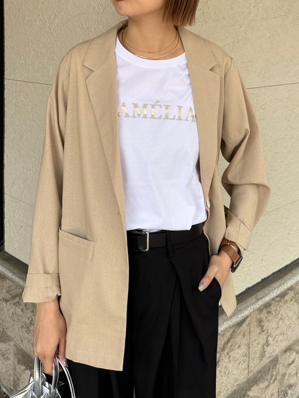 「モノトーン、白Tシャツ、休日スタイル、スニーカー、お出かけコーデ、メガネ女子、きれいめカジュアル、オトナカジュアル、パンツスタイル、今日のコーデ、ジャケット、ジャケットスタイル、ロゴT、スラックス、巾着バッグ」｜「Chez toiのリネンテーラードジャケット（テーラードジャケット、ベージュ系）」を使った、karinさん（レディース・168cm）の春コーディネートの3枚目の写真