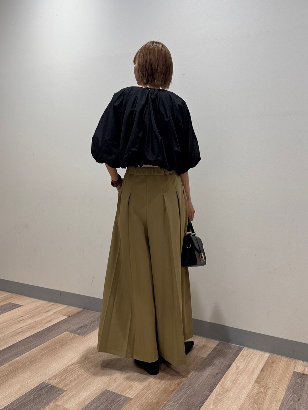 「お出かけコーデ、大人カジュアル、フレアパンツ、春夏コーデ、ブラウス、春服、サンダル」｜「Chez toiのメリージューンフラットシューズ（パンプス、ブラック系）」を使った、karinさん（レディース・168cm）の春コーディネートの2枚目の写真