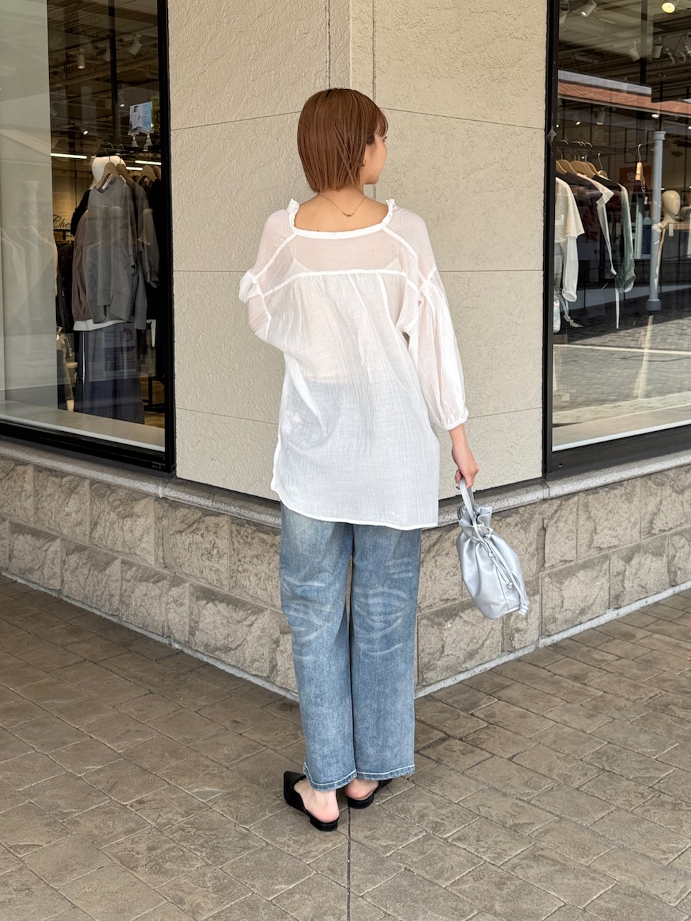「大人カジュアル、休日スタイル、お出かけコーデ、シアートップス、春服、オトナカジュアル、ラクチンコーデ、ブラウス、デニム、デニムパンツ、巾着バッグ」｜「Chez toiの袖ボリュームシアースキッパーブラウス（シャツ/ブラウス、ホワイト系）」を使った、karinさん（レディース・168cm）の春コーディネートの2枚目の写真