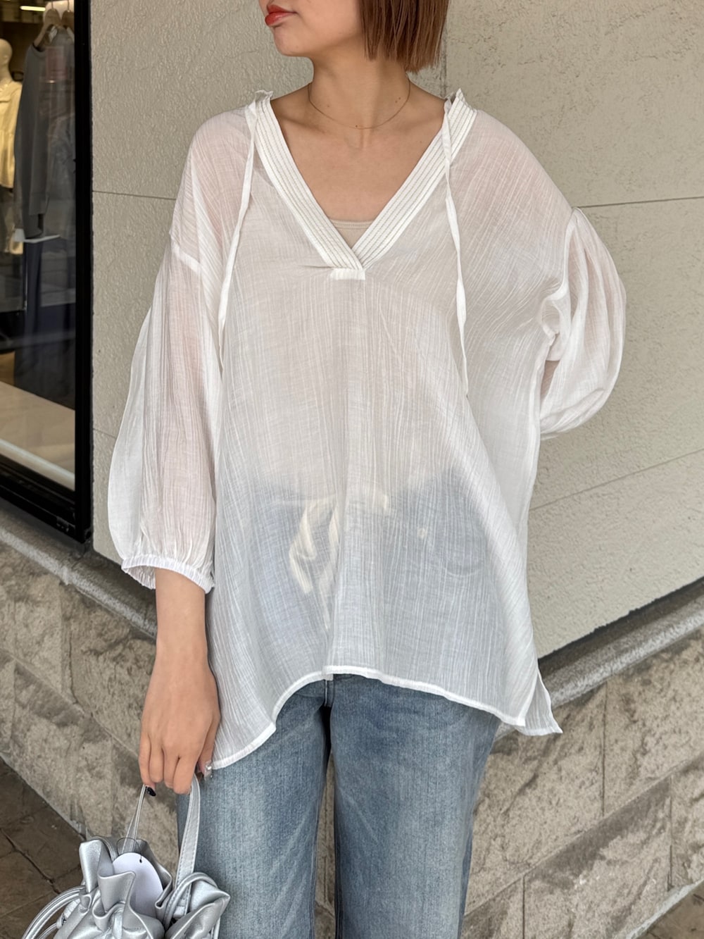 「大人カジュアル、休日スタイル、お出かけコーデ、シアートップス、春服、オトナカジュアル、ラクチンコーデ、ブラウス、デニム、デニムパンツ、巾着バッグ」｜「Chez toiの袖ボリュームシアースキッパーブラウス（シャツ/ブラウス、ホワイト系）」を使った、karinさん（レディース・168cm）の春コーディネートの3枚目の写真