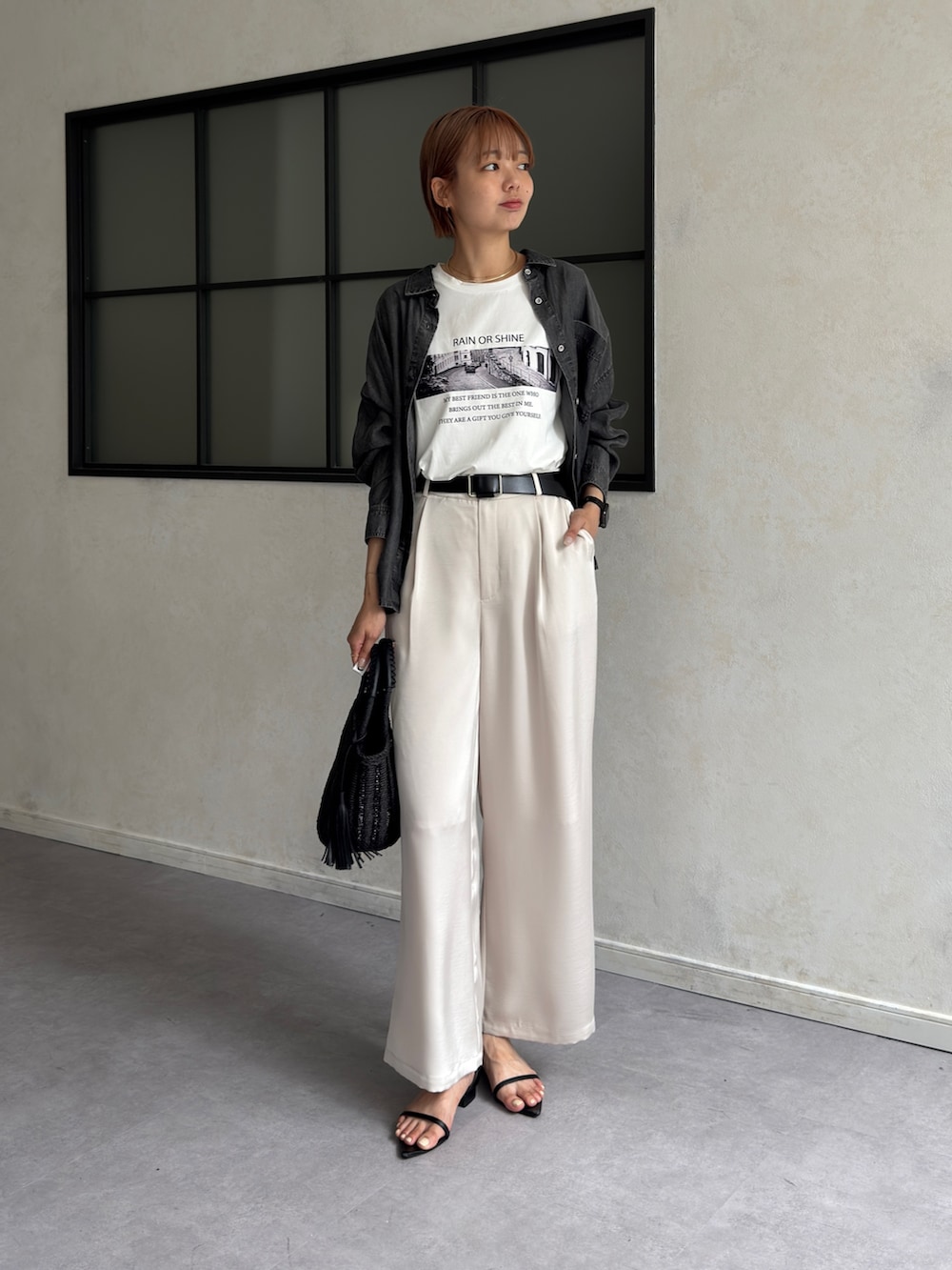 「デニム、ロゴT、白Tシャツ、シンプルコーデ、きれいめカジュアル、夏コーデ、サンダル、お出かけコーデ、モノトーン、夏ファッション、デニムシャツ、サテンパンツ、たすき掛け、高身長女子、高身長コーデ」｜「Chez toiのサテンパンツ（その他パンツ、ホワイト系）」を使った、karinさん（レディース・168cm）の夏コーディネートの5枚目の写真