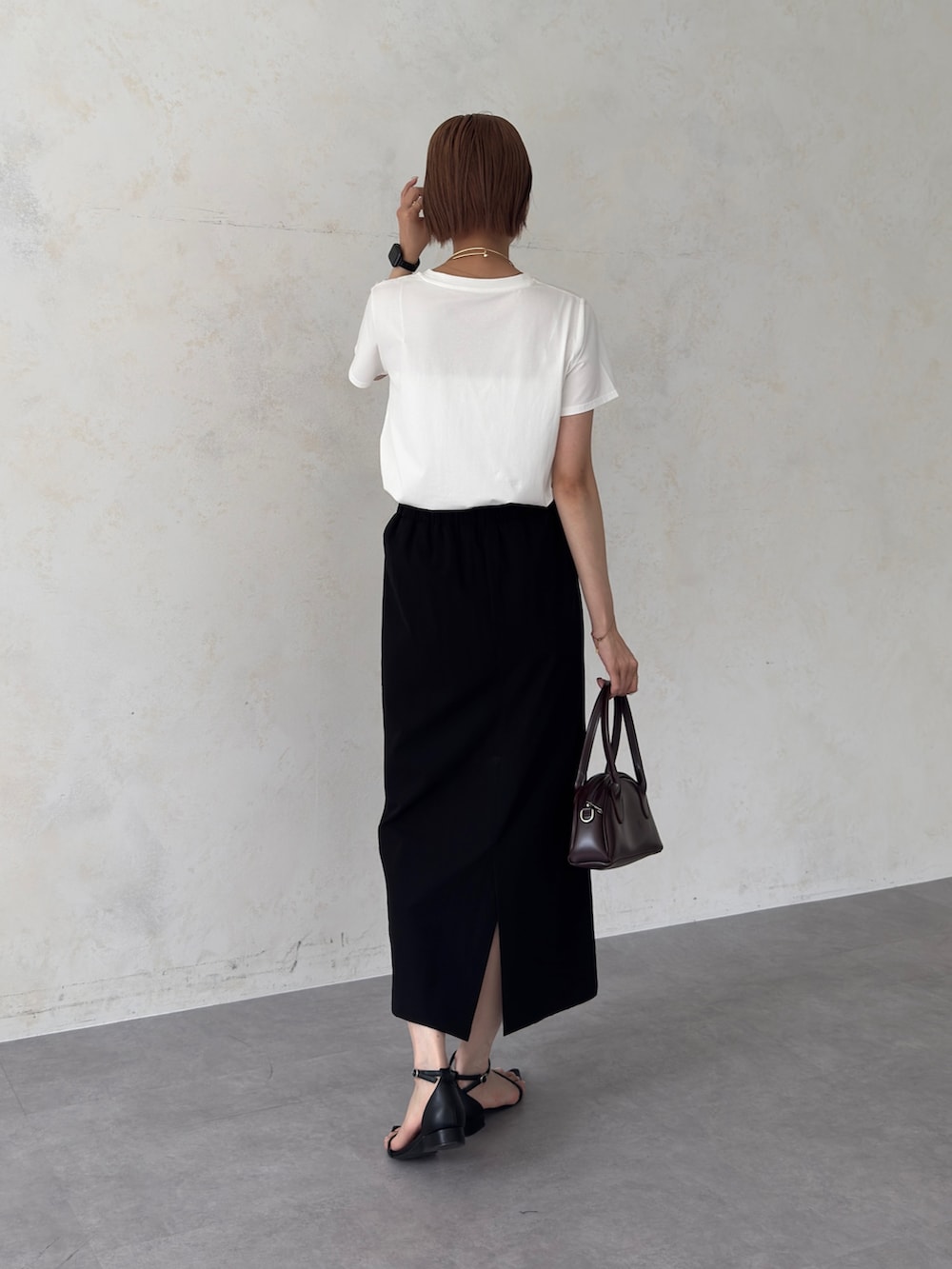 「ロゴT、白Tシャツ、シンプルコーデ、きれいめカジュアル、サンダル、モノトーン、ナロースカート、メガネ女子、高身長女子、高身長コーデ」｜「Chez toiのプリントロゴTシャツ（Tシャツ/カットソー、ホワイト系）」を使った、karinさん（レディース・168cm）の夏コーディネートの2枚目の写真