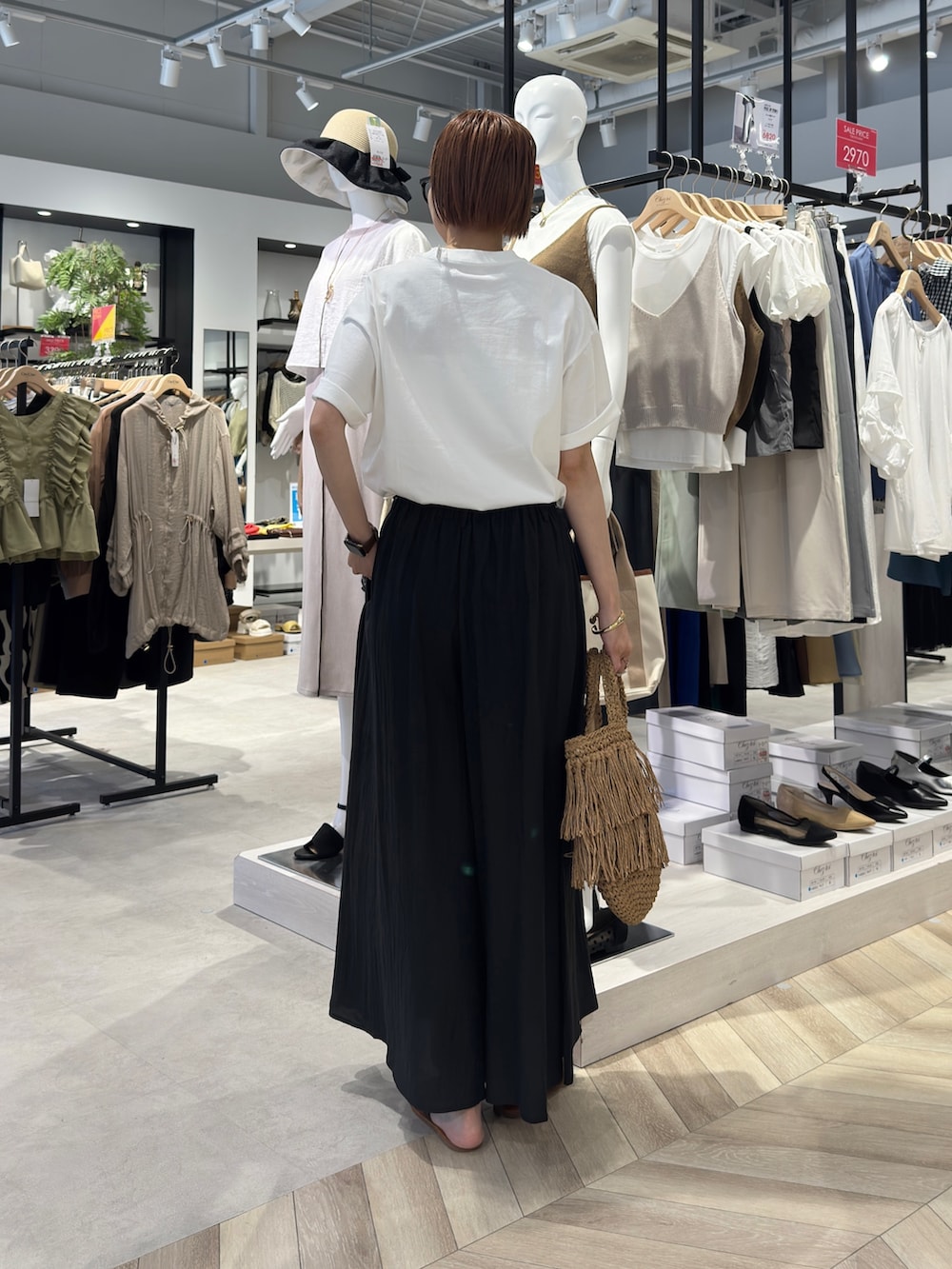 「ロゴT、白Tシャツ、シンプルコーデ、きれいめカジュアル、夏コーデ、お出かけコーデ、モノトーン、パンツスタイル、夏ファッション、フレアパンツ、フォトT、メガネ女子、高身長女子、高身長コーデ」｜「Chez toiのフォト×ロゴT（Tシャツ/カットソー、ホワイト系）」を使った、karinさん（レディース・168cm）の夏コーディネートの2枚目の写真