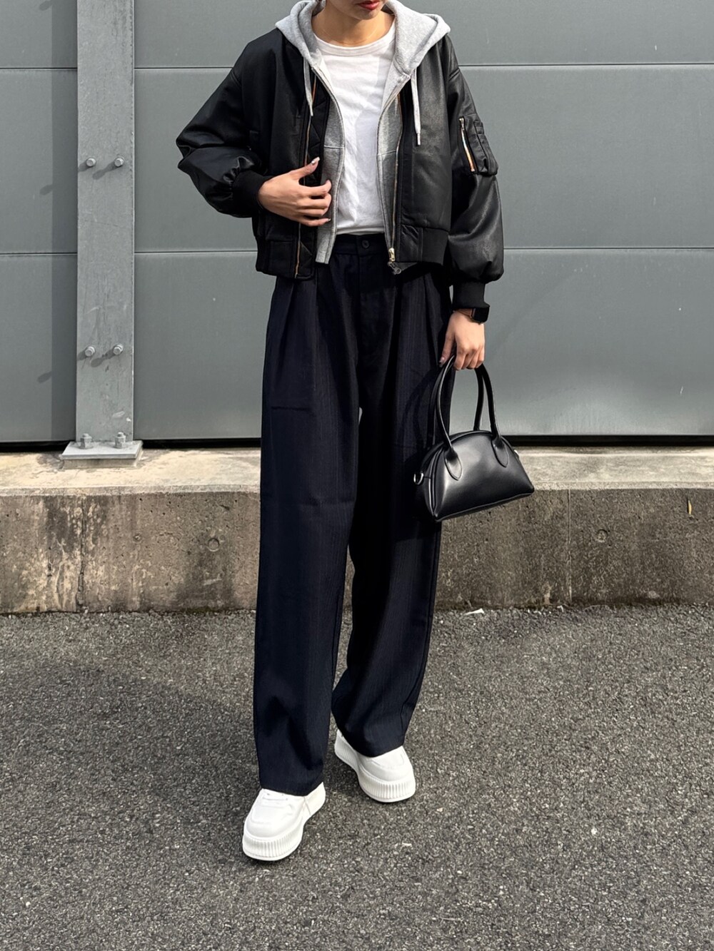「スラックス、今日のコーデ、きれいめカジュアル、スニーカー、厚底スニーカー、ブルゾン、ストライプパンツ、キャップ女子、キャップ」｜「Chez toiの合皮中綿ブルゾン（ブルゾン、ブラック系）」を使った、karinさん（レディース・168cm）の冬コーディネートの3枚目の写真