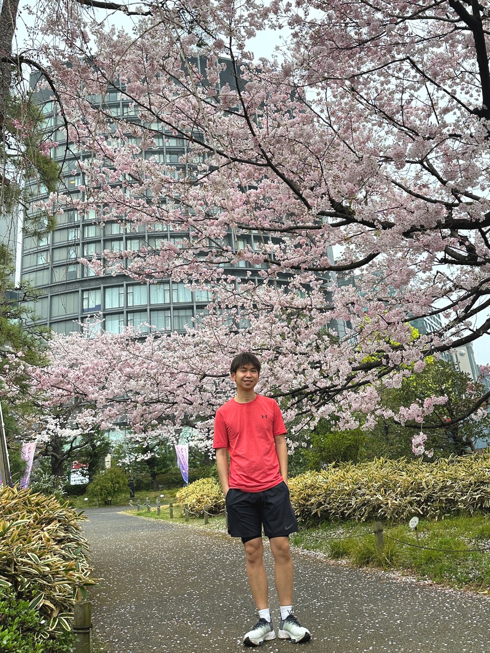 ブルー系のナイロンジャケットを着用したメンズの春コーディネートの3枚目の写真