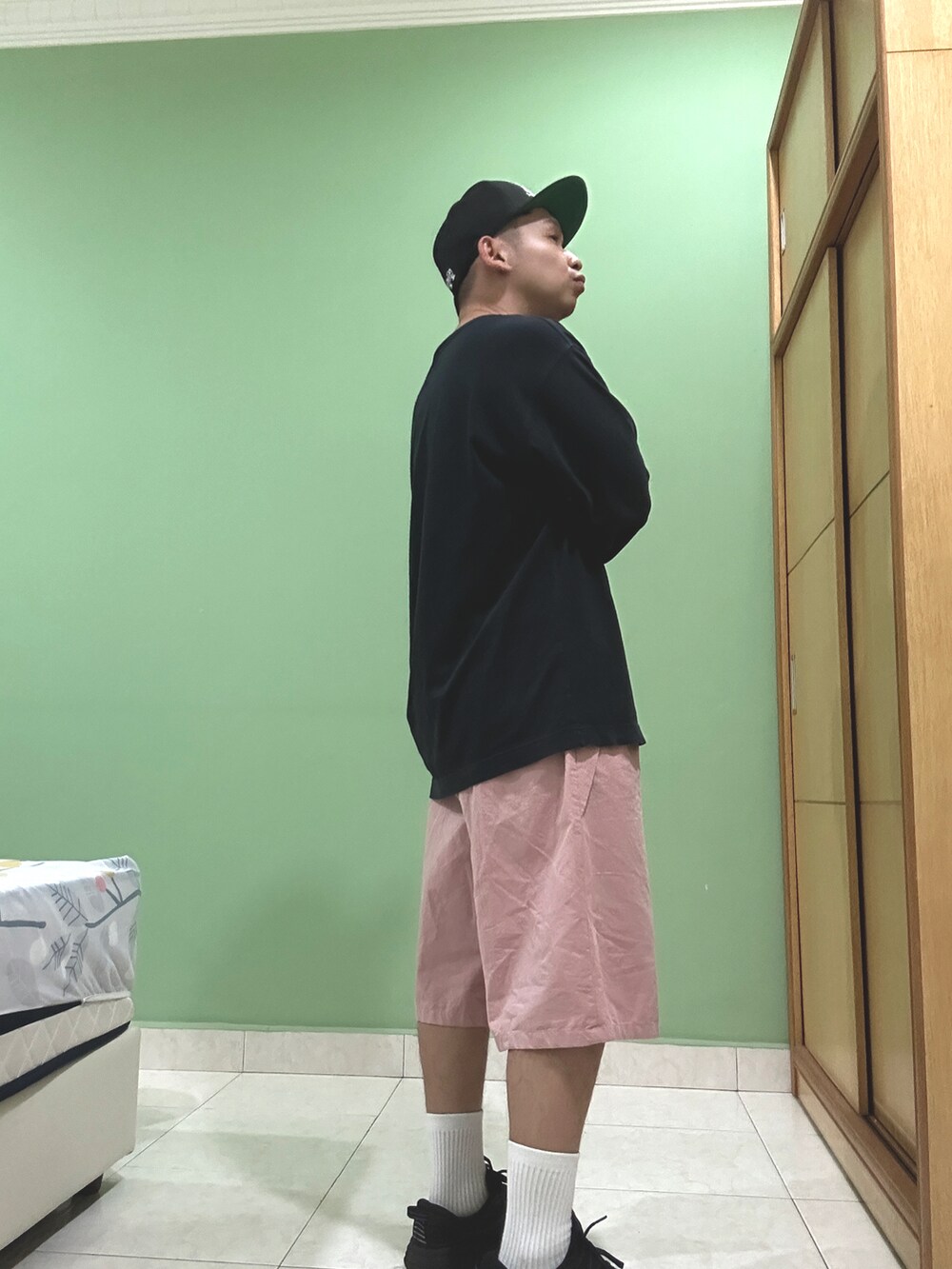 ブラック系のスウェット、ピンク系のその他パンツ、ブラック系のスニーカーを着用したメンズの秋コーディネートの4枚目の写真