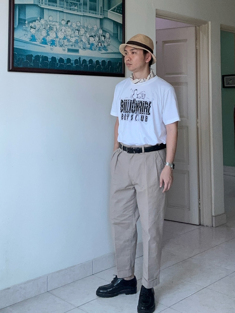 ホワイト系のTシャツ/カットソー、ベージュ系のチノパンツを着用したメンズの冬コーディネートの2枚目の写真