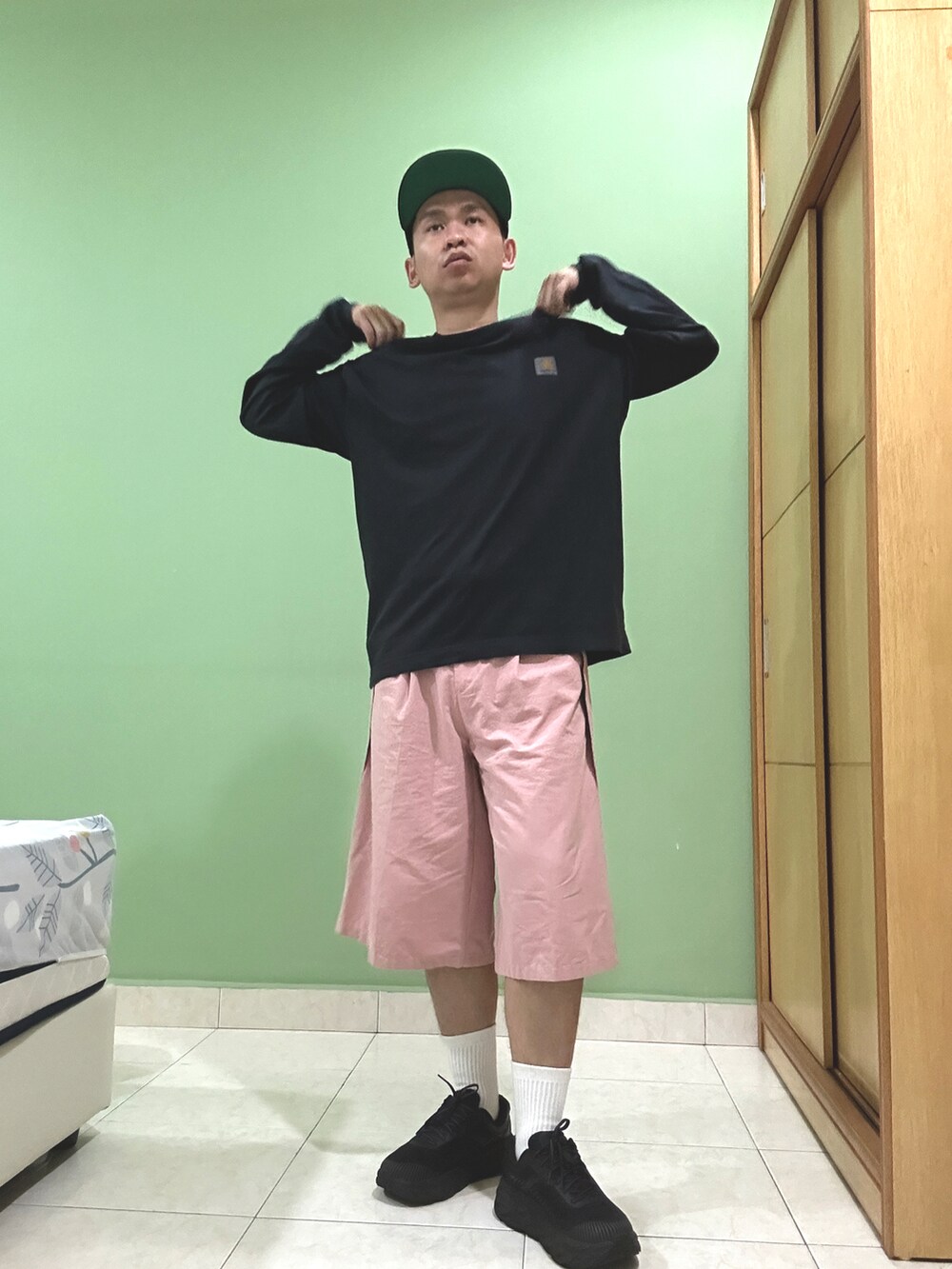 ブラック系のスウェット、ピンク系のその他パンツ、ブラック系のスニーカーを着用したメンズの秋コーディネートの2枚目の写真