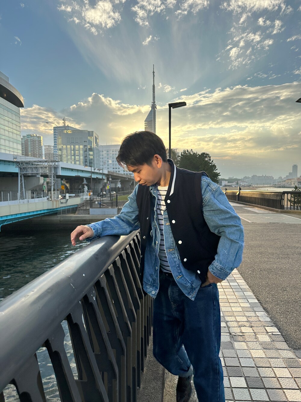 ブルー系のデニムジャケット、ブルー系のデニムパンツ、ホワイト系のTシャツ/カットソーを着用したメンズの秋コーディネートの2枚目の写真