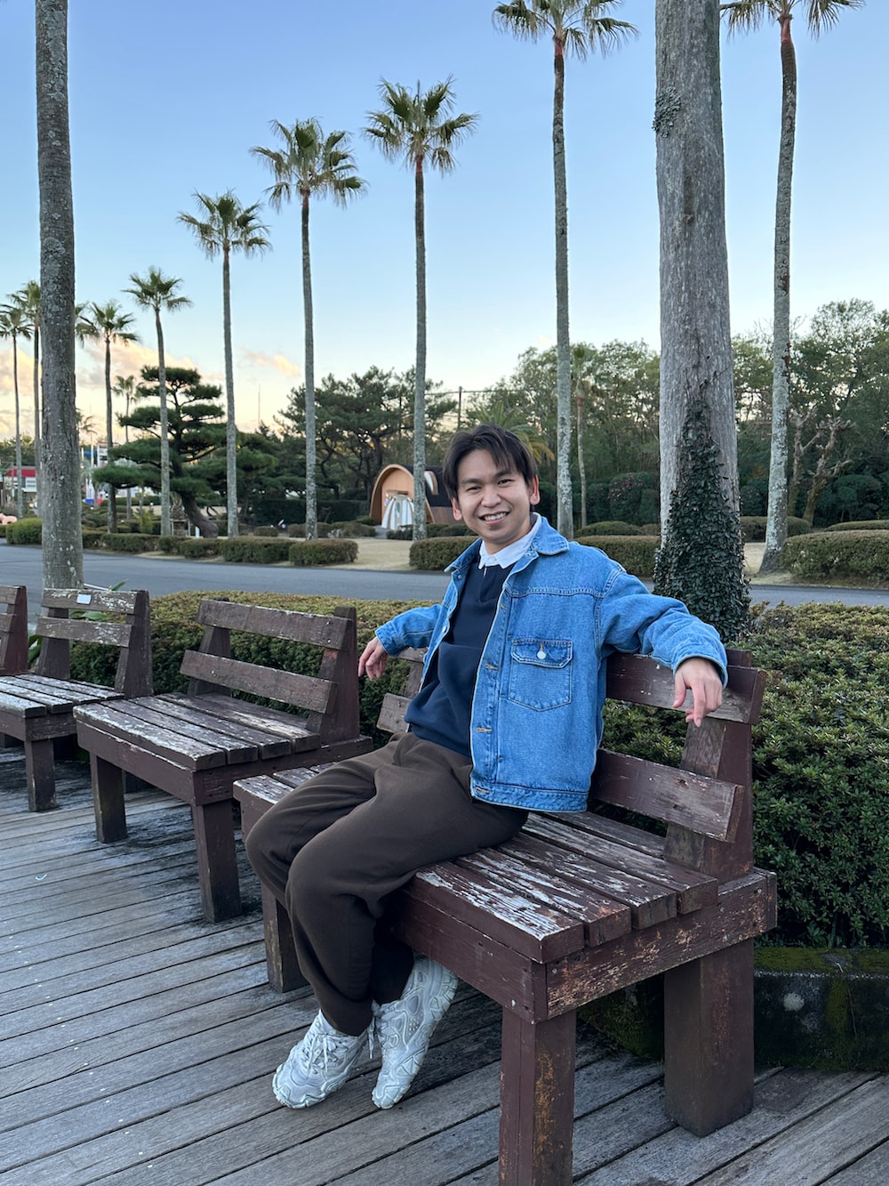 ブルー系のデニムジャケット、ブルー系のスウェットを着用したメンズの冬コーディネートの2枚目の写真