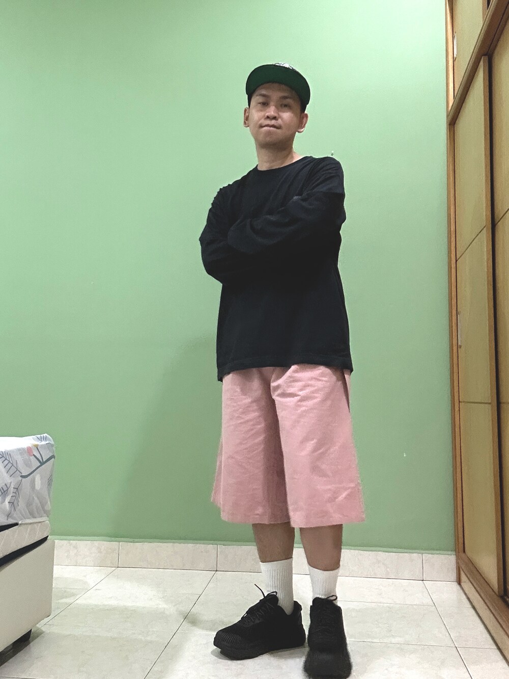 ブラック系のスウェット、ピンク系のその他パンツ、ブラック系のスニーカーを着用したメンズの秋コーディネートの3枚目の写真