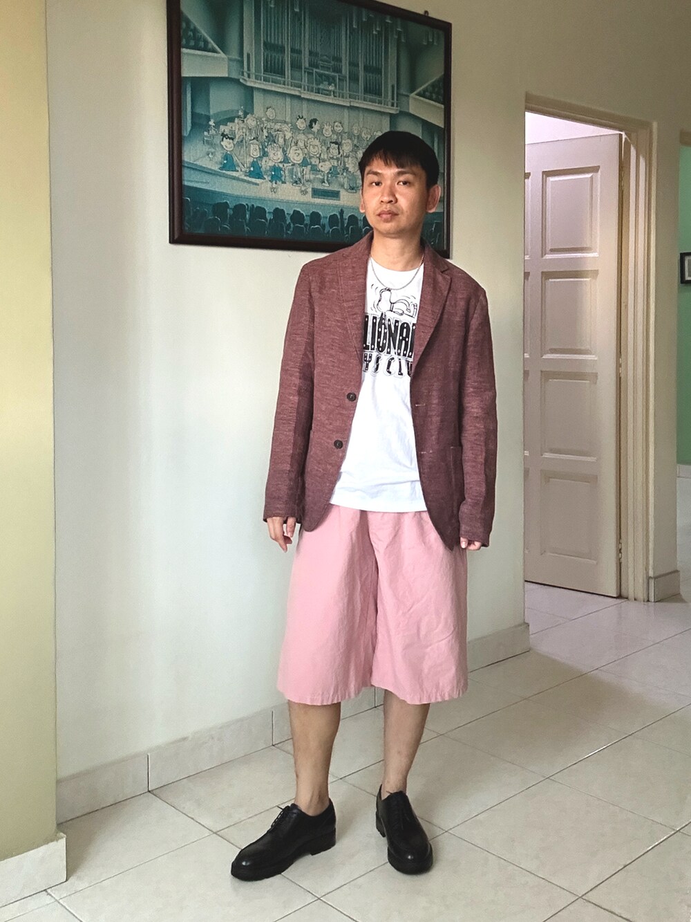 ブラック系のスラックス、ホワイト系のTシャツ/カットソーを着用したメンズの冬コーディネートの2枚目の写真