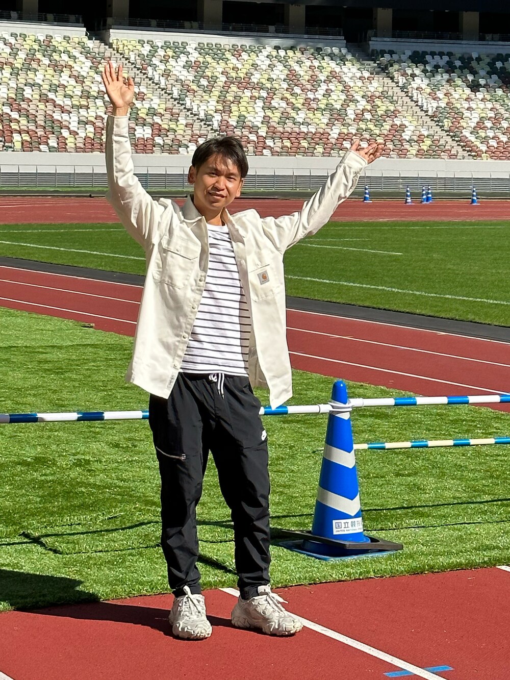 ホワイト系のシャツ/ブラウス、ホワイト系のTシャツ/カットソー、ブラック系のスウェットパンツを着用したメンズの秋コーディネートの2枚目の写真