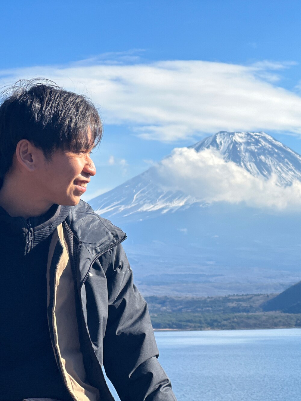 ベージュ系のダウンジャケット/コート、ブラック系のナイロンジャケット、ベージュ系のスニーカーを着用したメンズの冬コーディネートの2枚目の写真