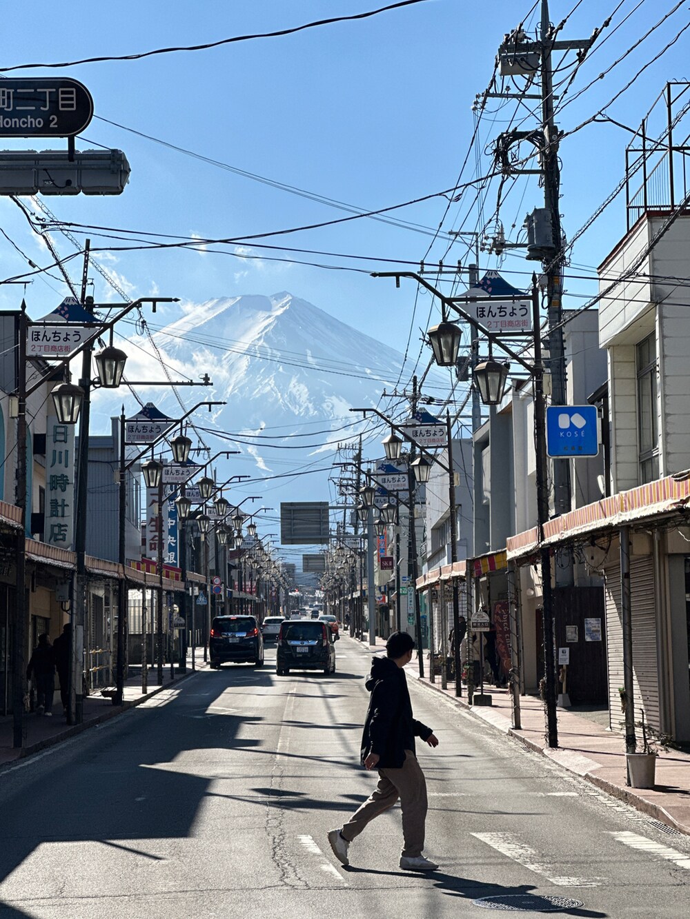 ベージュ系のダウンジャケット/コート、ブラック系のナイロンジャケット、ベージュ系のスニーカーを着用したメンズの冬コーディネートの3枚目の写真