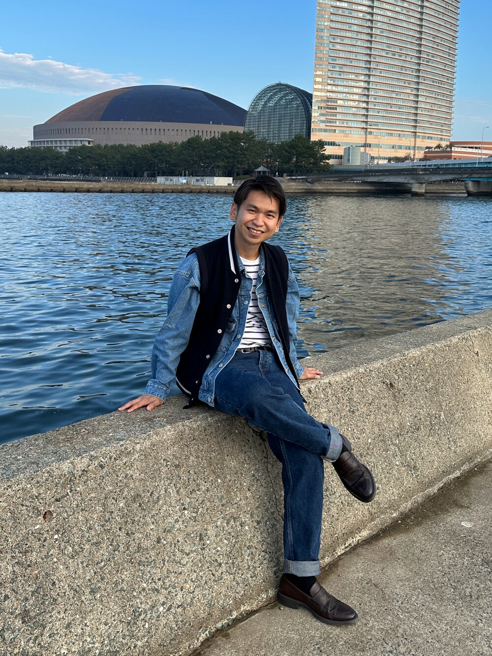 ブルー系のデニムジャケット、ブルー系のデニムパンツ、ホワイト系のTシャツ/カットソーを着用したメンズの秋コーディネートの3枚目の写真