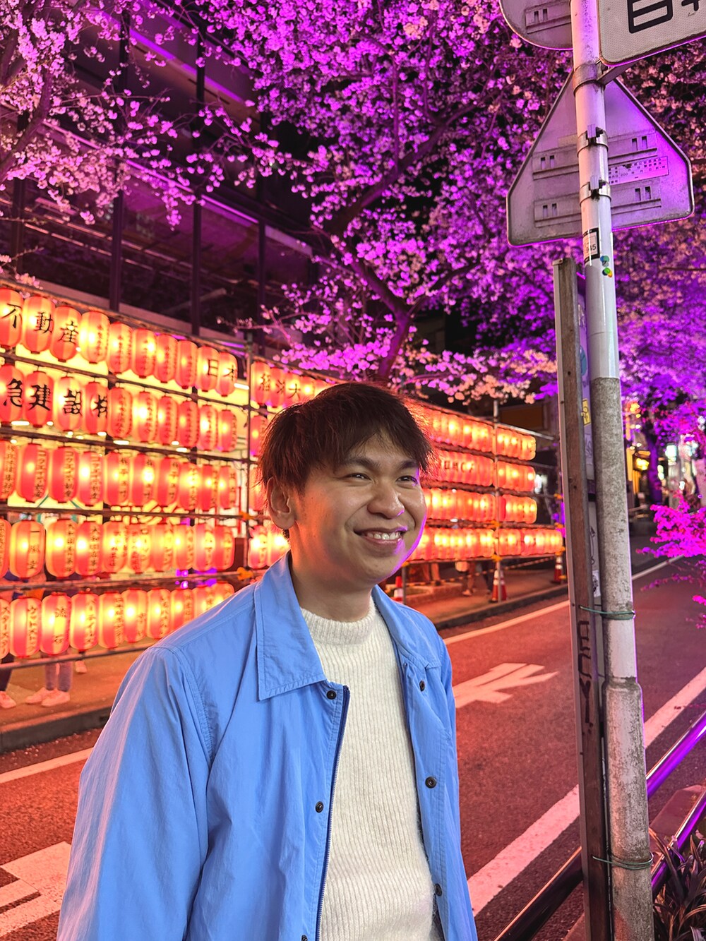 ブルー系のナイロンジャケットを着用したメンズの春コーディネートの2枚目の写真