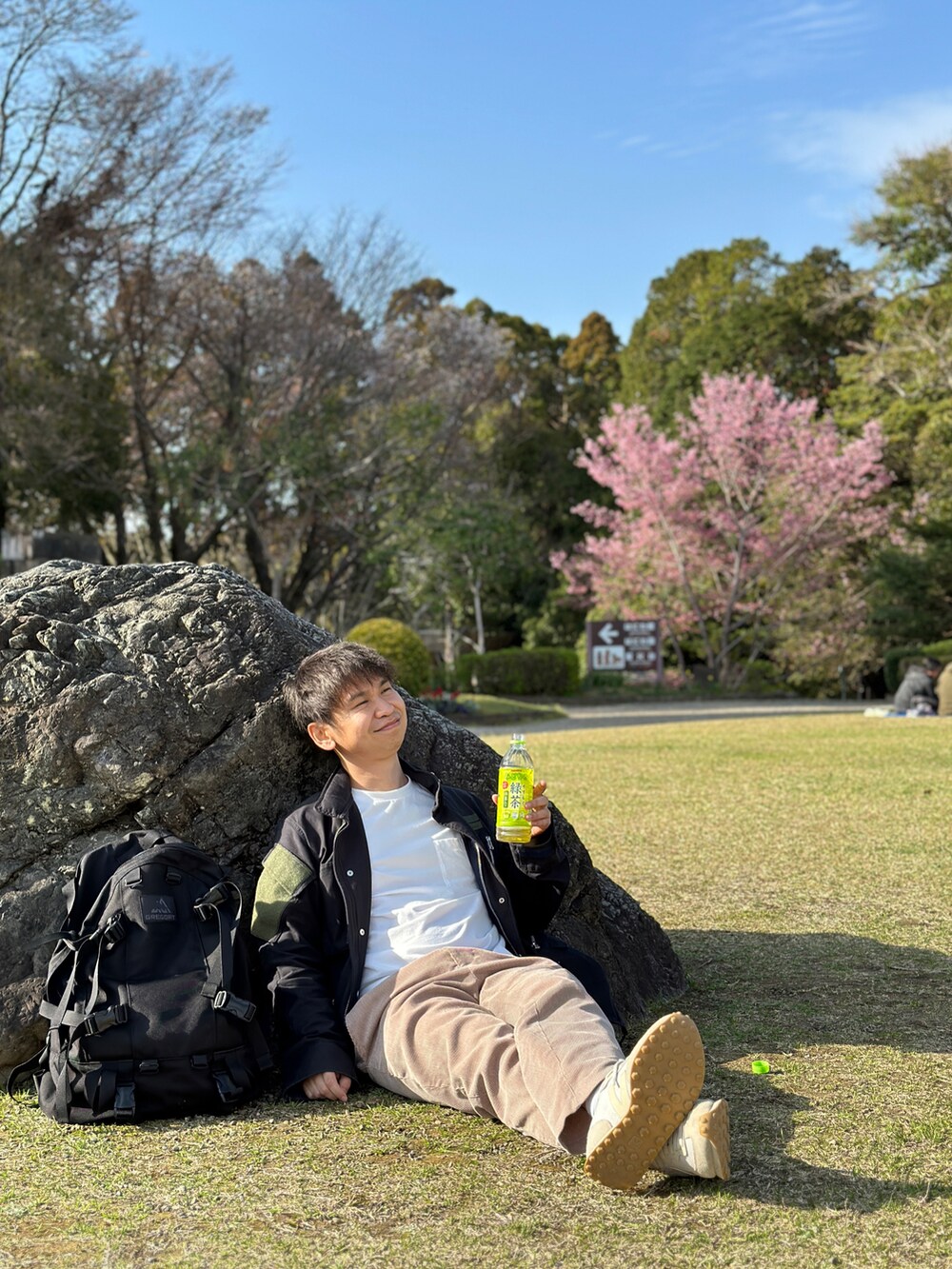 ブラック系のライダースジャケット、ブラック系のバックパック/リュックを着用したメンズの春コーディネートの2枚目の写真