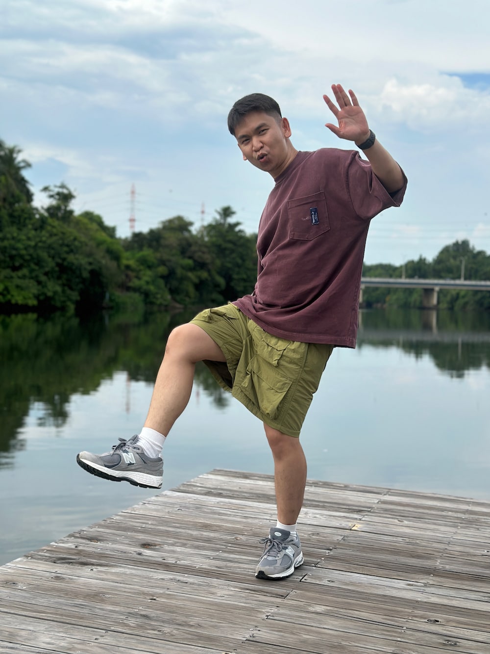 レッド系のTシャツ/カットソー、グリーン系のその他パンツ、グレー系のスニーカーを着用したメンズの秋コーディネートの2枚目の写真