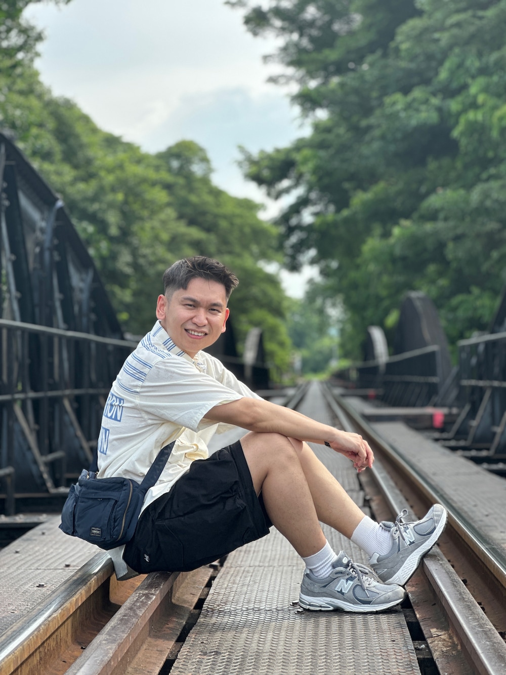 ホワイト系のシャツ/ブラウス、ブラック系のその他パンツを着用したメンズの秋コーディネートの2枚目の写真