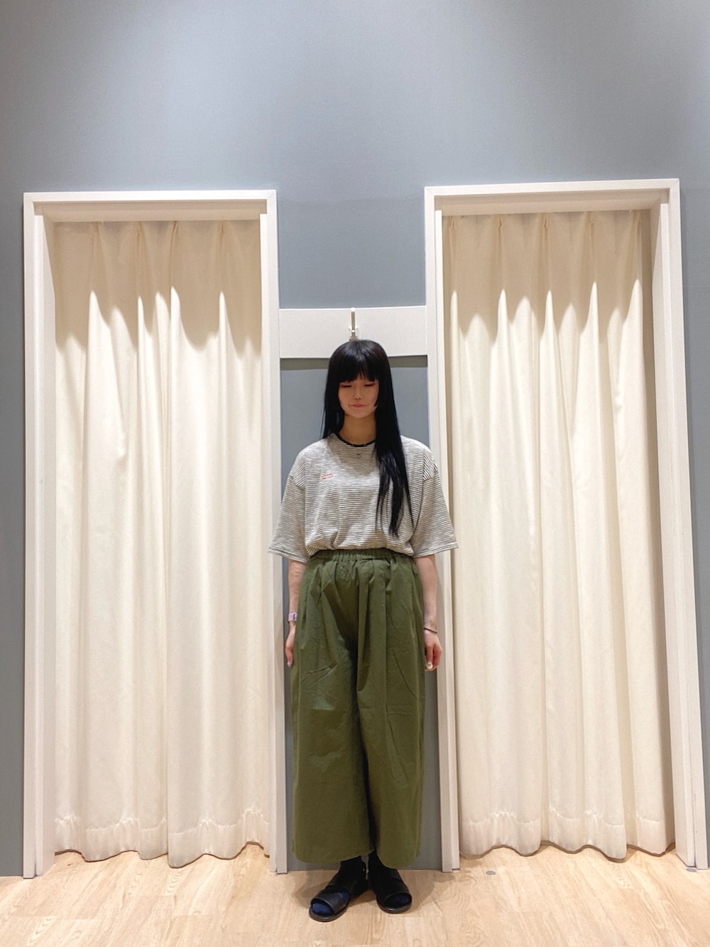 ホワイト系のシャツ/ブラウス、ホワイト系のTシャツ/カットソー、グリーン系のその他パンツを着用したレディースの春コーディネートの2枚目の写真