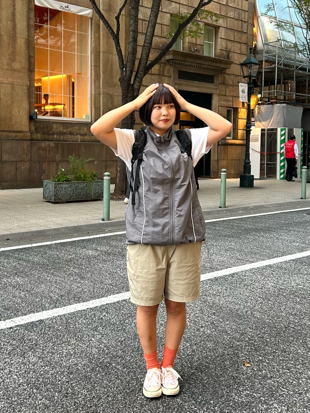 ピンク系のスニーカー、ブラック系のバックパック/リュック、ホワイト系のTシャツ/カットソーを着用したレディースの秋コーディネートの2枚目の写真