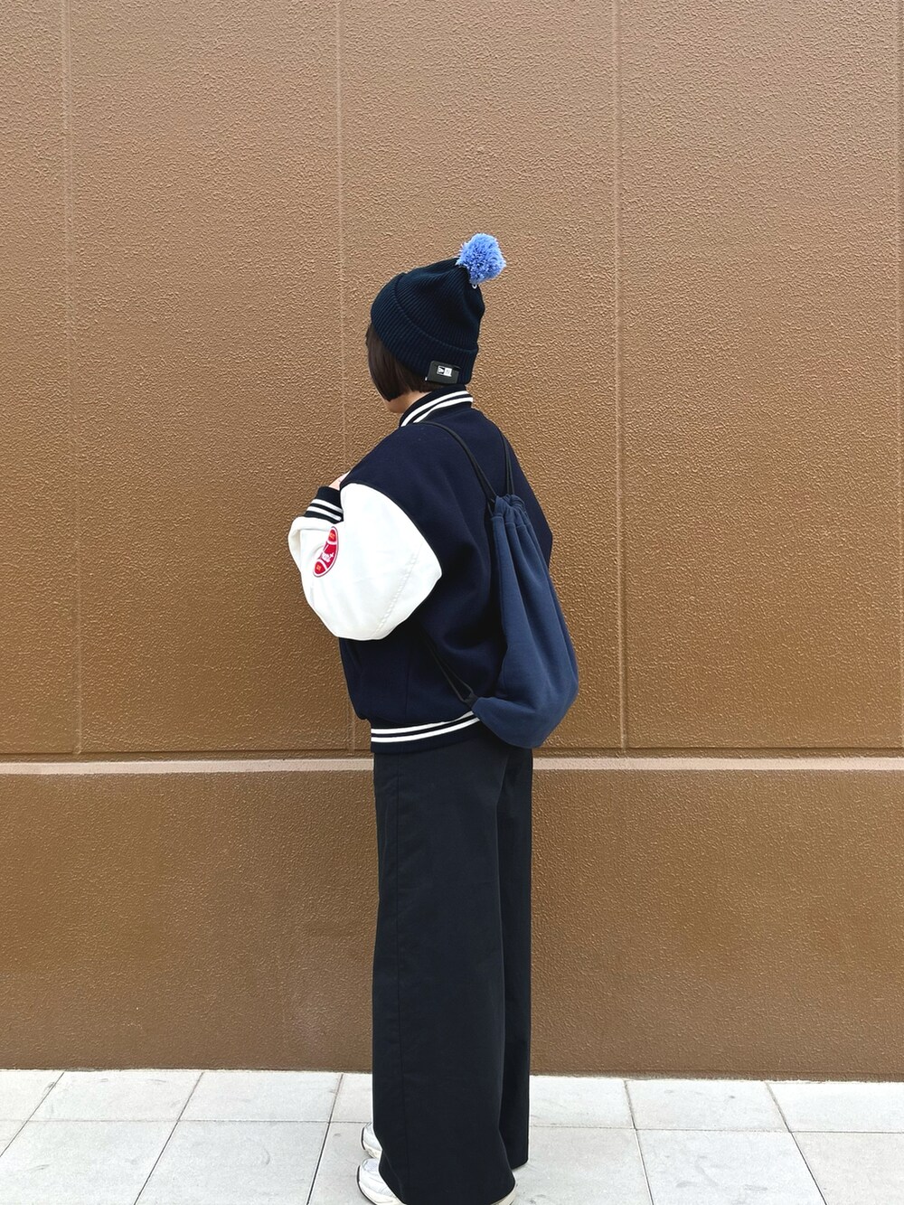 「最近のいい感じコーデ、BEAMS、NEW ERA、カジュアルスタイル、クリスマスに着たい服、秋、スタジャン、ニット帽、カラーコーデ、ネイビー、Champion」｜「UNIQLOのアイテム（チノパンツ、ブラック系）」を使った、p a f uさん（骨格ストレート・レディース・159cm）の秋コーディネートの2枚目の写真