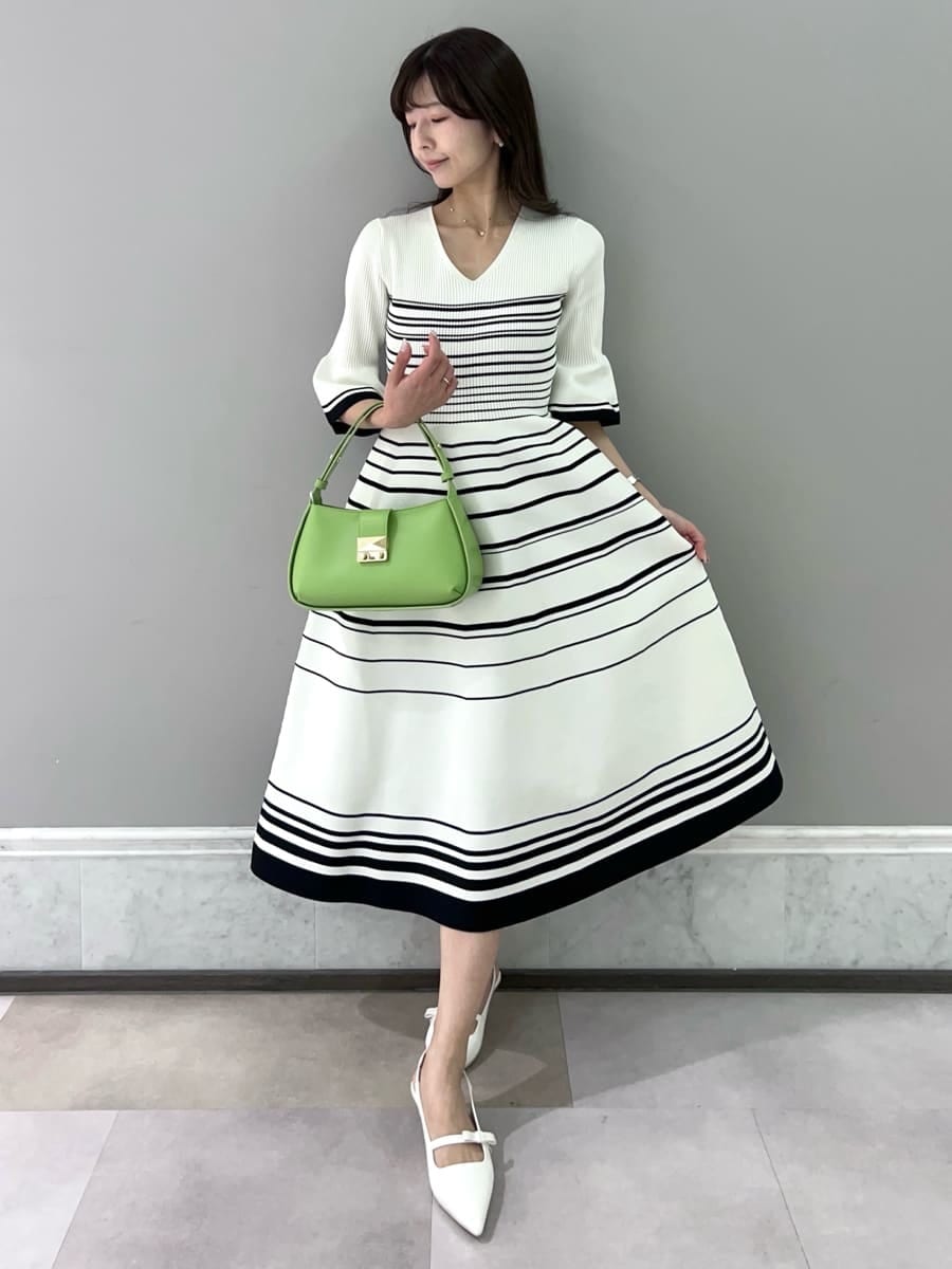 その他のワンピース、グリーン系のショルダーバッグ、ゴールド系のネックレスを着用したレディースの冬コーディネートの7枚目の写真