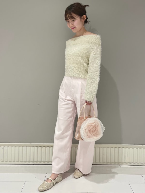 「骨格ウェーブ、ディリーコーディネート、パンツ、トップス、ニット、真冬コーデ、秋コーデ、冬コーデ」｜「CELFORDのローズスイングビジューピアス（ピアス（両耳用）、ピンク系）」を使った、CELFORDさん（レディース・161cm）の冬コーディネートの4枚目の写真