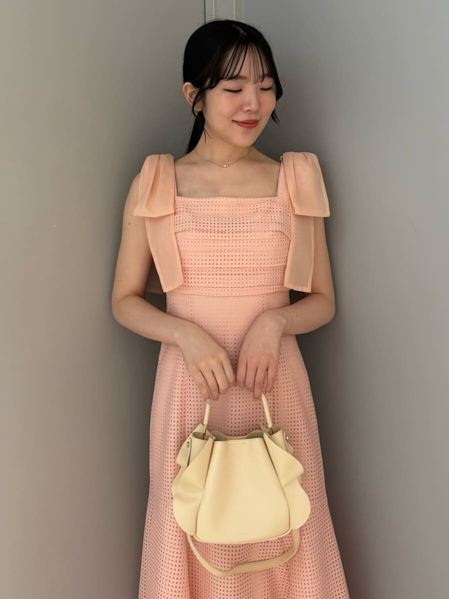 「骨格ウェーブ、ディリーコーディネート、ワンピース、高身長コーデ、夏コーデ、デートコーデ」｜「CELFORDの【CELFORD×MIKA】ショルダーリボンワンピース（ワンピース、ピンク系）」を使った、CELFORDさん（レディース・165cm）の夏コーディネートの4枚目の写真