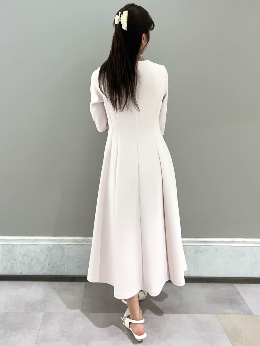 ホワイト系のカーディガン/ボレロ、ピンク系のワンピース、ホワイト系のトートバッグを着用したレディースの冬コーディネートの9枚目の写真