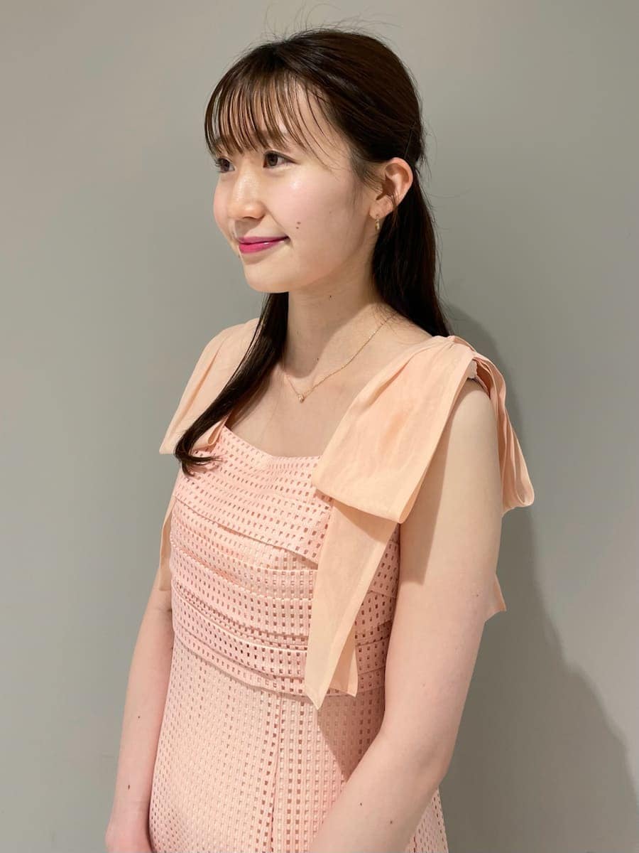 「骨格ウェーブ、ディリーコーディネート、ワンピース、夏コーデ、カジュアル、デートコーデ」｜「CELFORDの【CELFORD×MIKA】ショルダーリボンワンピース（ワンピース、ピンク系）」を使った、CELFORDさん（レディース・162cm）の夏コーディネートの5枚目の写真