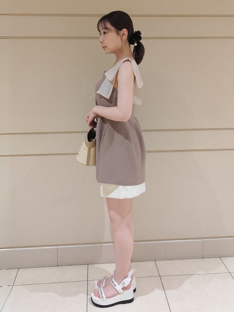 「骨格ウェーブ、骨格ナチュラル、骨格ストレート、ディリーコーディネート、パンツ、トップス、ニット、マザーニーズ、低身長コーデ、高身長コーデ、春コーディネート、夏コーデ、秋コーデ、カジュアル、秋先取りコーデ」｜「CELFORDのリボンショルダーペプラムニットプルオーバー（ニット/セーター、ブラウン系）」を使った、CELFORDさん（レディース・158cm）の夏コーディネートの2枚目の写真