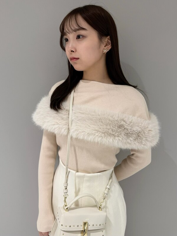 「骨格ナチュラル、ディリーコーディネート、スカート、トップス、冬コーデ」｜「CELFORDのファーケープロングスリーブニット（ニット/セーター、ベージュ系）」を使った、CELFORDさん（レディース・163cm）の冬コーディネートの4枚目の写真