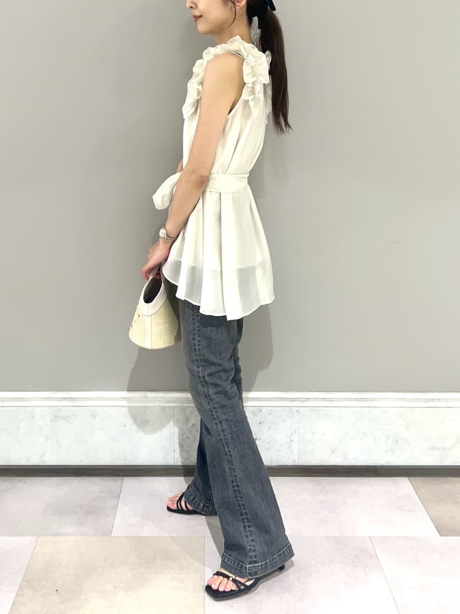 「骨格ウェーブ、ディリーコーディネート、パンツ、トップス、パーティ、夏コーデ、カジュアル、デートコーデ」｜「CELFORDのAラインフレアラッフルブラウス（シャツ/ブラウス、ホワイト系）」を使った、CELFORDさん（レディース・158cm）の夏コーディネートの3枚目の写真