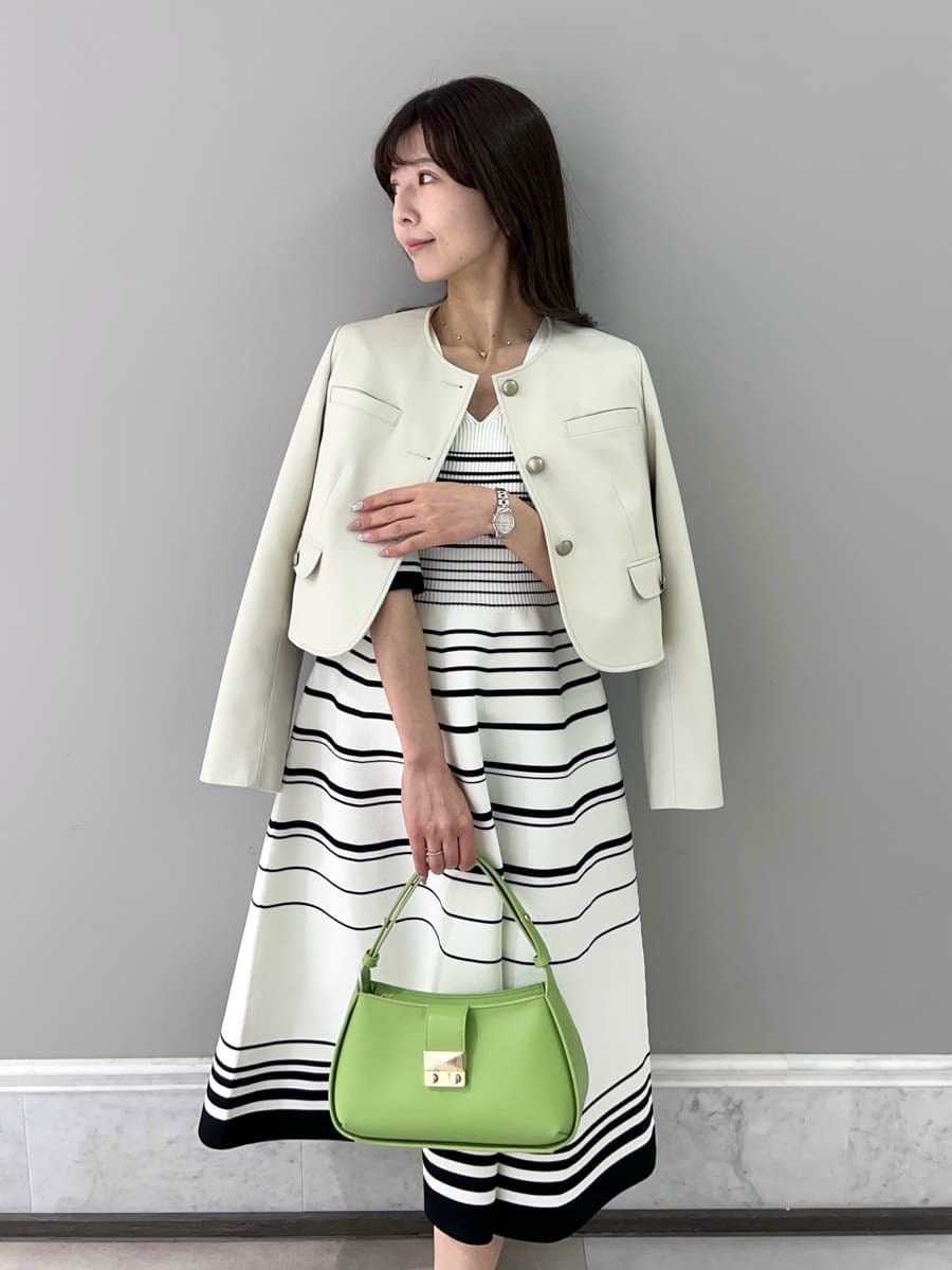 その他のワンピース、グリーン系のショルダーバッグ、ゴールド系のネックレスを着用したレディースの冬コーディネートの5枚目の写真