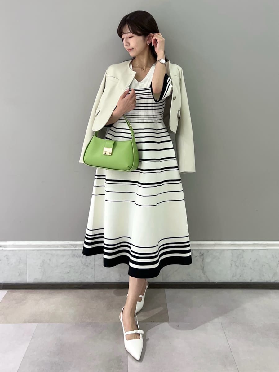 その他のワンピース、グリーン系のショルダーバッグ、ゴールド系のネックレスを着用したレディースの冬コーディネートの2枚目の写真