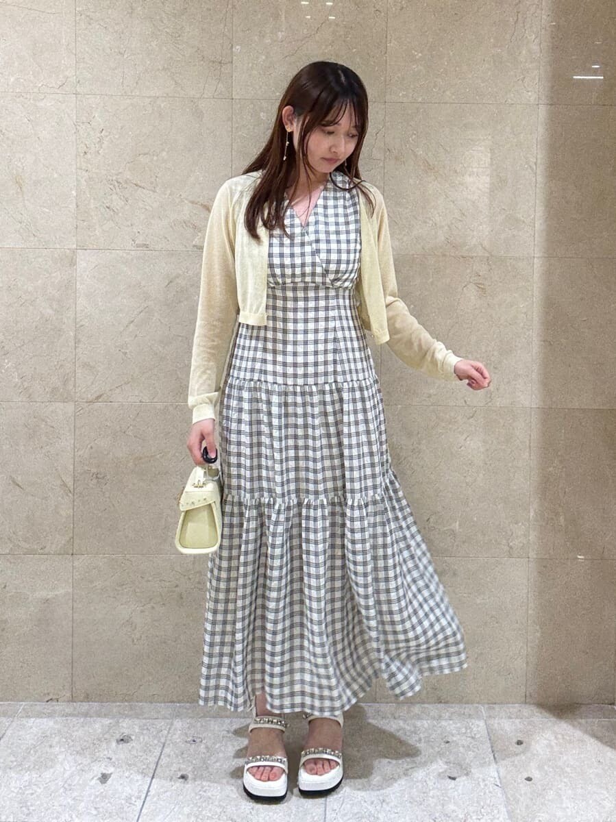 「骨格ストレート、ディリーコーディネート、ニット、ワンピース、夏コーデ、秋コーデ、カジュアル、デートコーデ、秋先取りコーデ」｜「CELFORDのサッカーチェックワンピース（ワンピース、その他）」を使った、CELFORDさん（レディース・160cm）の夏コーディネートの2枚目の写真