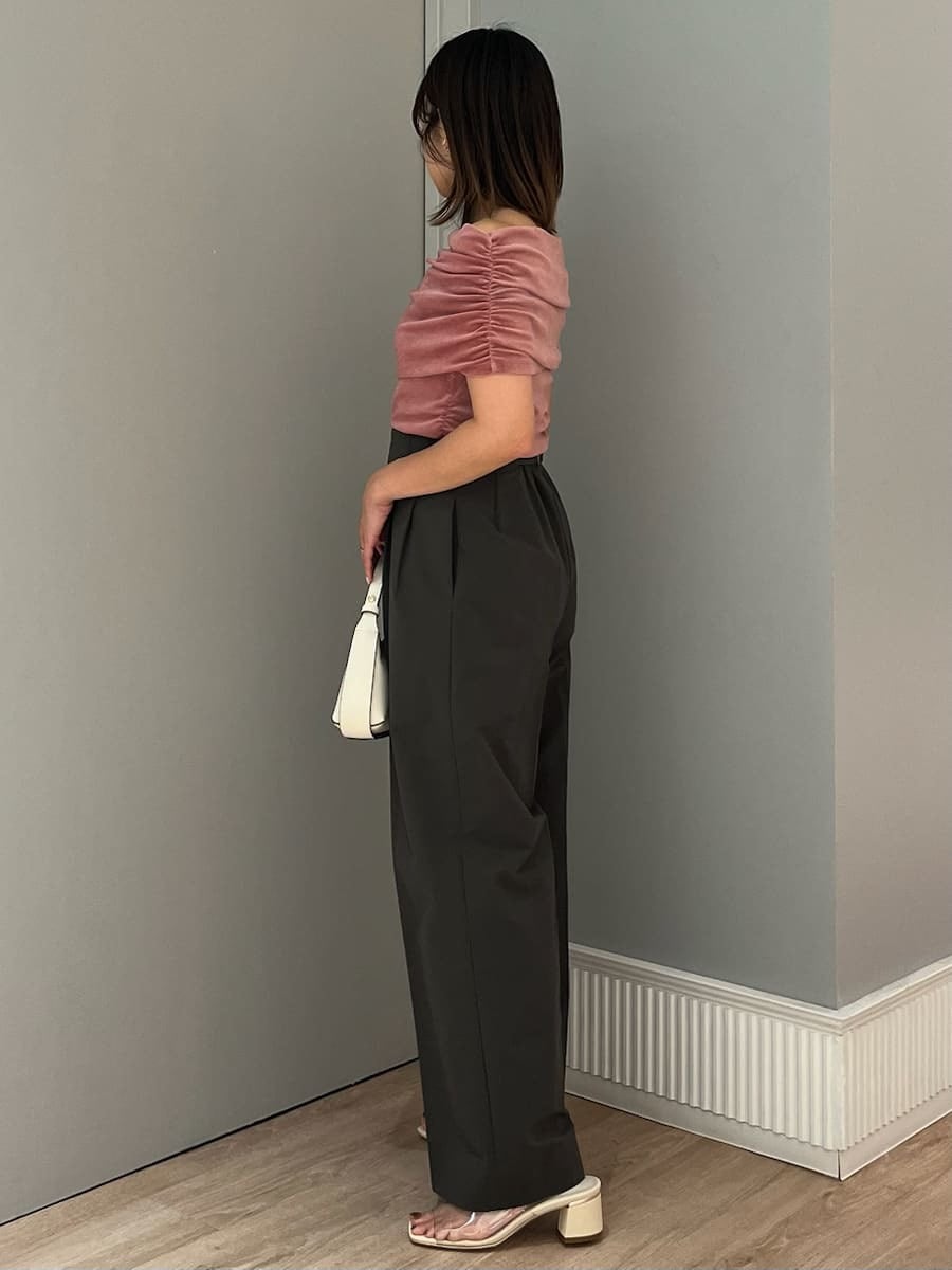 「骨格ウェーブ、ディリーコーディネート、パンツ、トップス、低身長コーデ、春コーディネート、夏コーデ、低身長コーディネート、カジュアル」｜「CELFORDのオフショルチュールベロアトップス（Tシャツ/カットソー、ピンク系）」を使った、CELFORDさん（レディース・152cm）の夏コーディネートの3枚目の写真